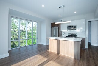 Hightop Spruce Square photo'