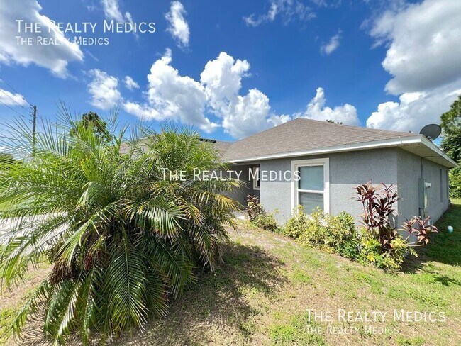 Building Photo - 1902 Laredo Dr