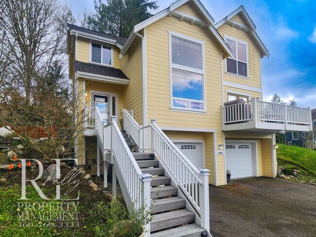 Foto del edificio - Light-Filled View Home with Vaulted Ceilings & Warm Wood Finishes