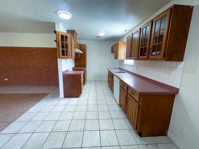 Building Photo - Spectacular Five Bedroom Home Close to LCU...