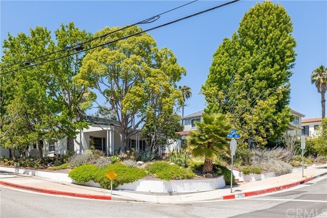 Primary Photo - 1701 Pier Ave