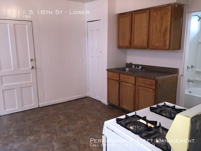 Building Photo - Amazing south side 2br lower available now!