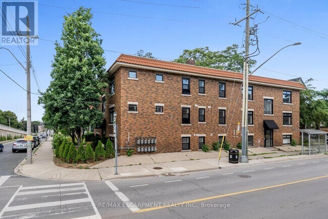 Photo du bâtiment - 127-127 Victoria Ave S