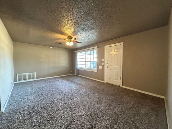 Building Photo - Beautiful Home Located Near Medical Distri...