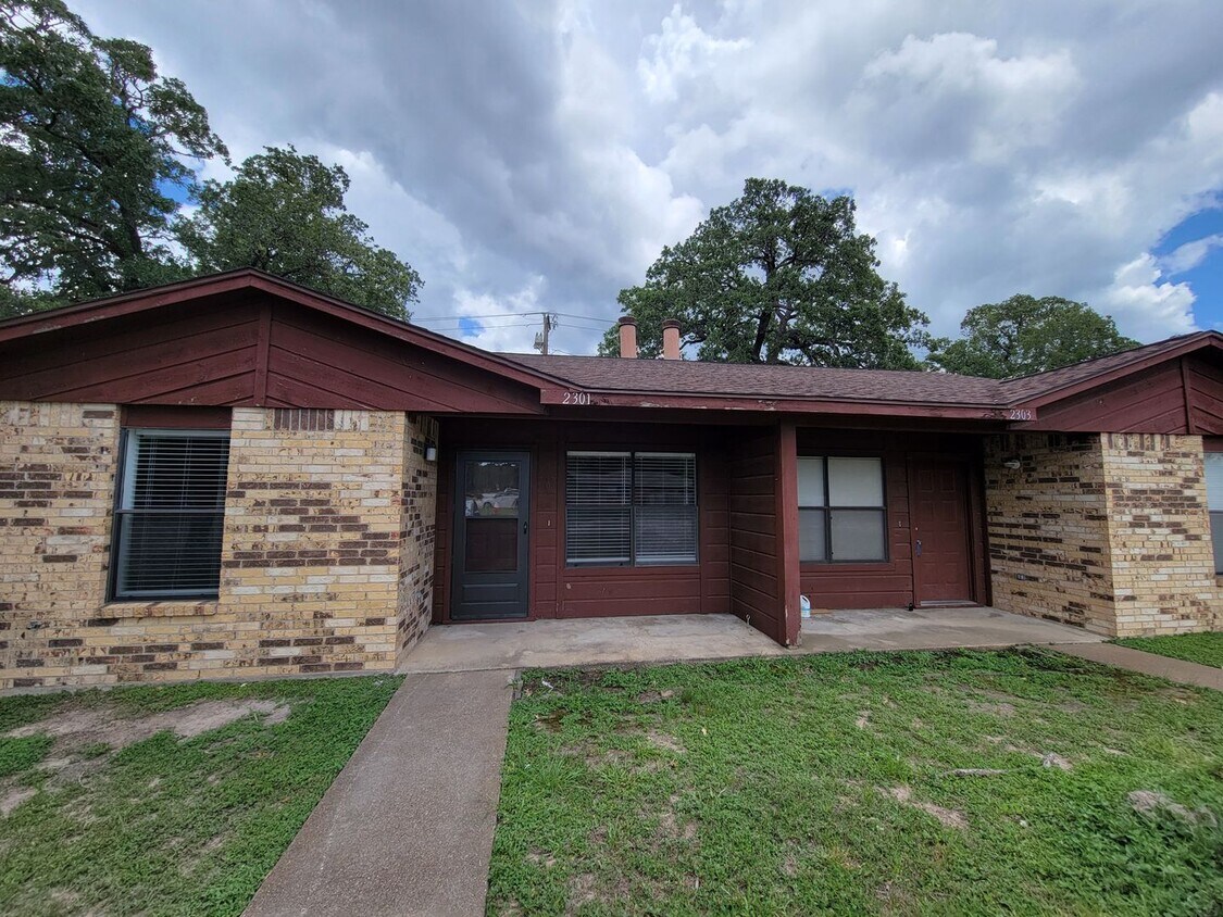 Building Photo - College Station - 2 bedroom / 1.5 bath / l...