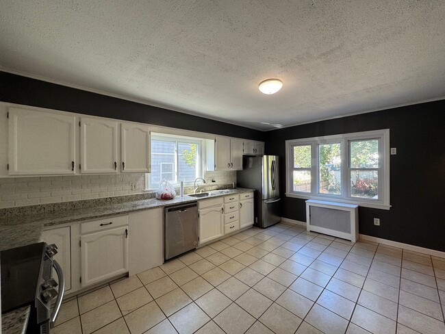 Foto del edificio - Spacious 4-Bedroom Home with Upgrades and ...