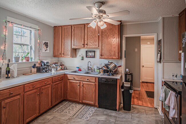 Building Photo - 470 Clover St