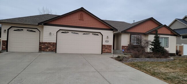 Building Photo - HUGE!  4 Bed Family Home in Mead