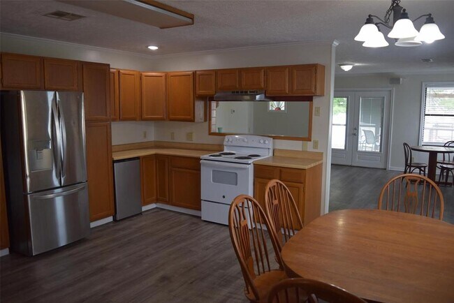 Building Photo - 500 Highcrest Dr