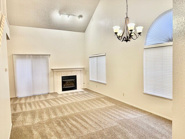 Building Photo - Large North Fresno condo near Woodward Park