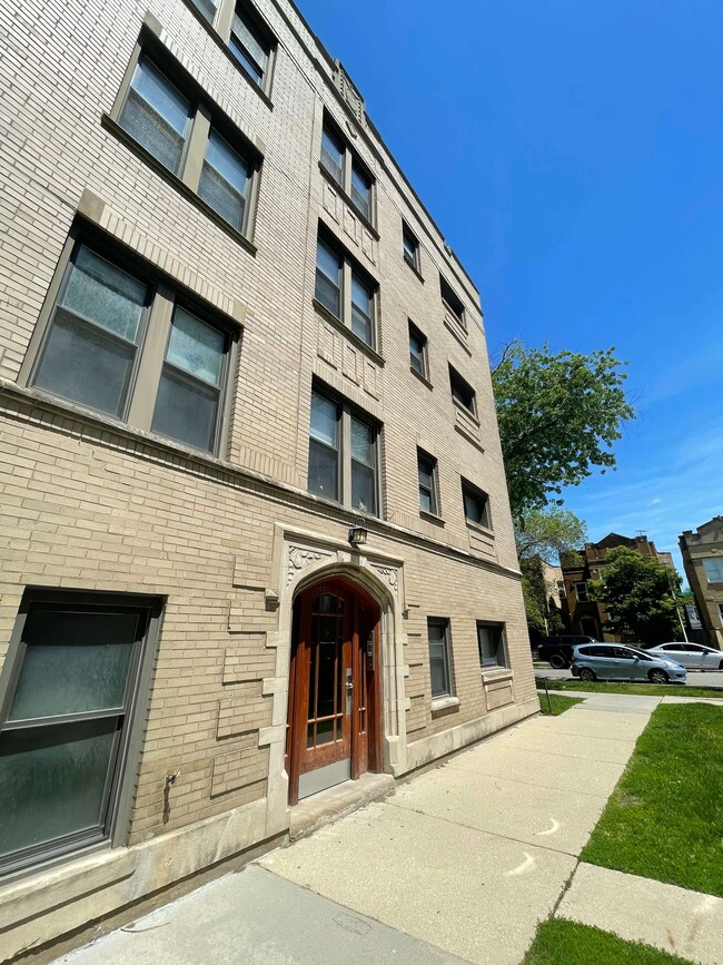Building Photo - 4442 W Gunnison St