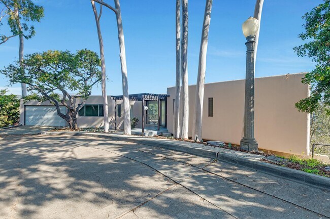 Foto del edificio - 1685 Poppy Peak Dr