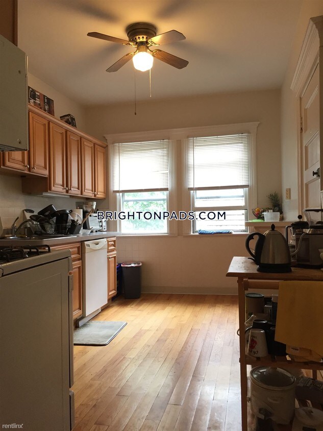 Primary Photo - 64 Oak Square Ave