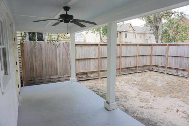 Foto del edificio - 2 BED | 2 BATH | HISTORIC DISTRICT | GATED BACKYARD WITH PORCH