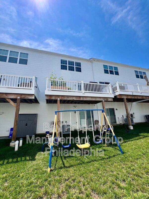Building Photo - 403 Hurst St