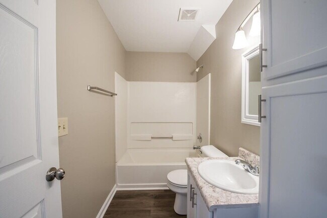 Building Photo - Gorgeous Freshly Remodeled 4 BR 3 BA Town House! Available now!