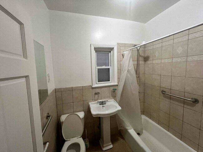 Foto del edificio - 618 Van Nest Ave