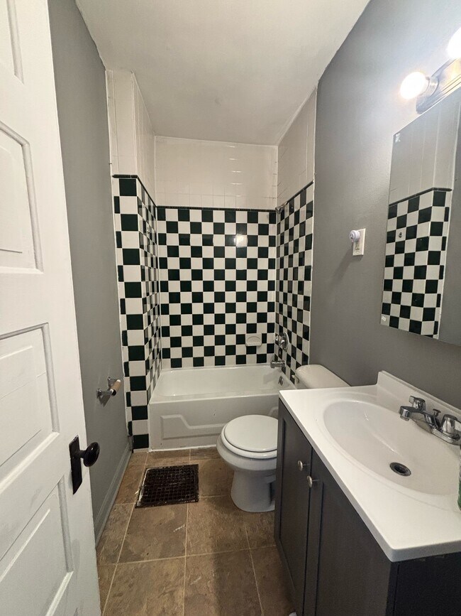 Foto del edificio - 1810 Hutchins Ave