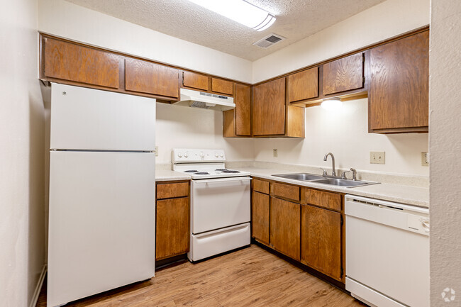 1BR, 1BA - 500SF (A1) - Kitchen - Clayton Pointe