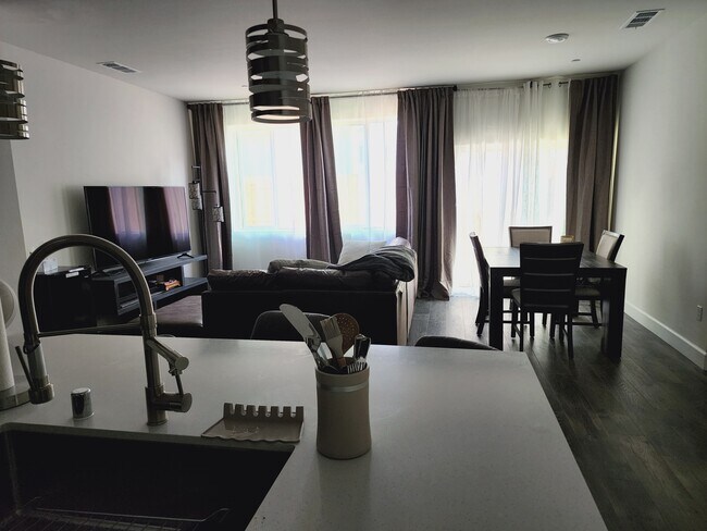 Foto del edificio - 3041 E Seeger Ave