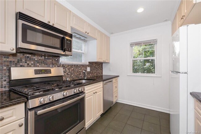 Building Photo - 109 Hillside Pl