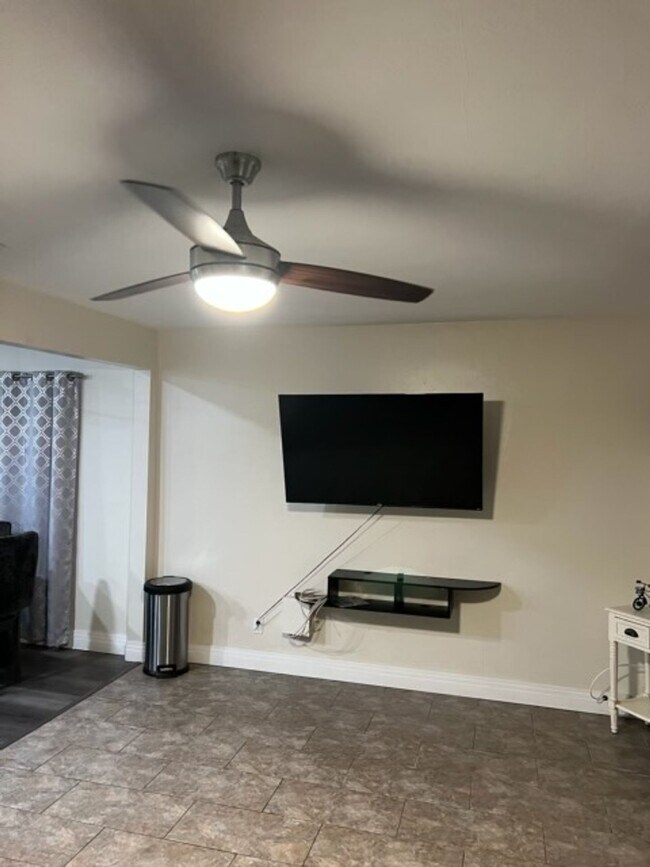 Building Photo - Charming 2 Bedroom Home with Private Garag...