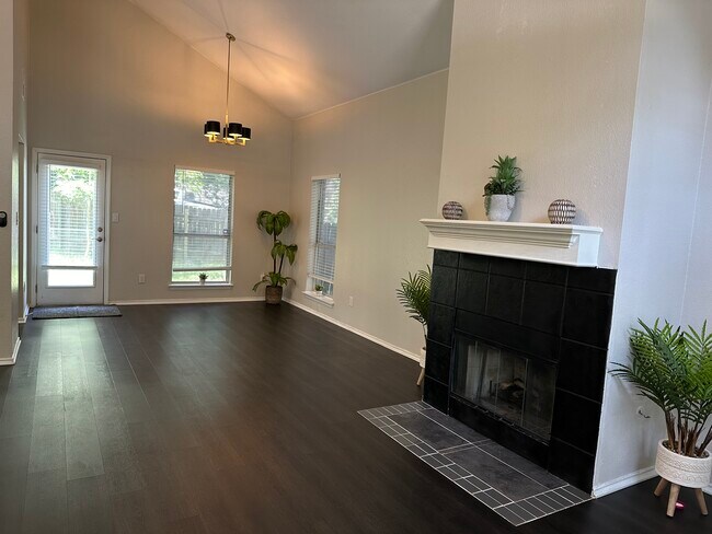 Building Photo - 900 Hollow Trail Ct