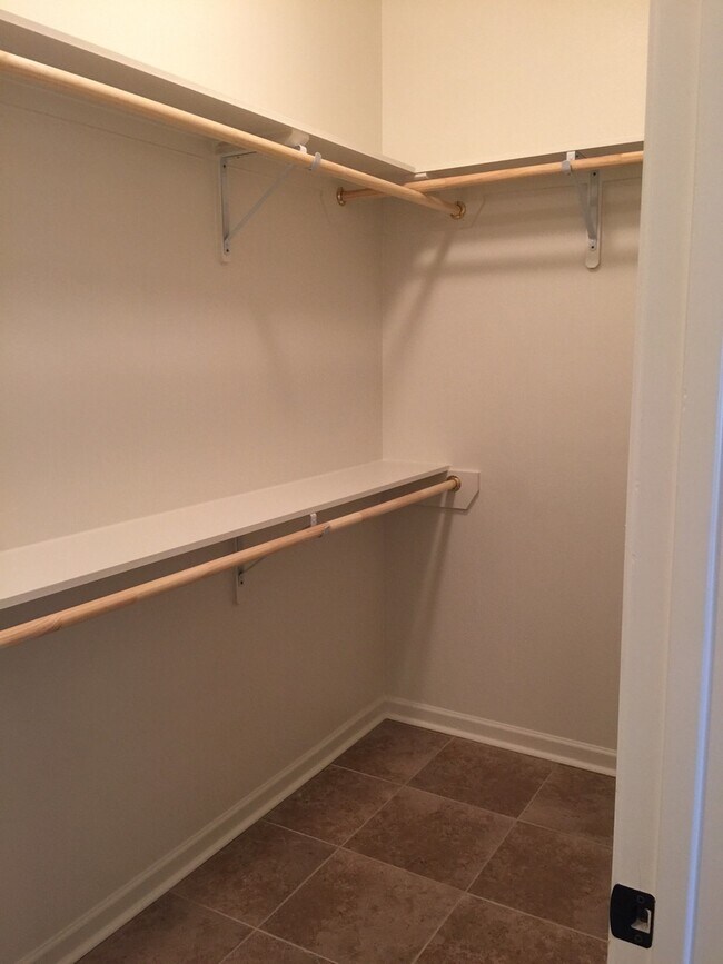 Foto del edificio - New Lake Front Home in Magnolia Lakes off Burbank Near Staring