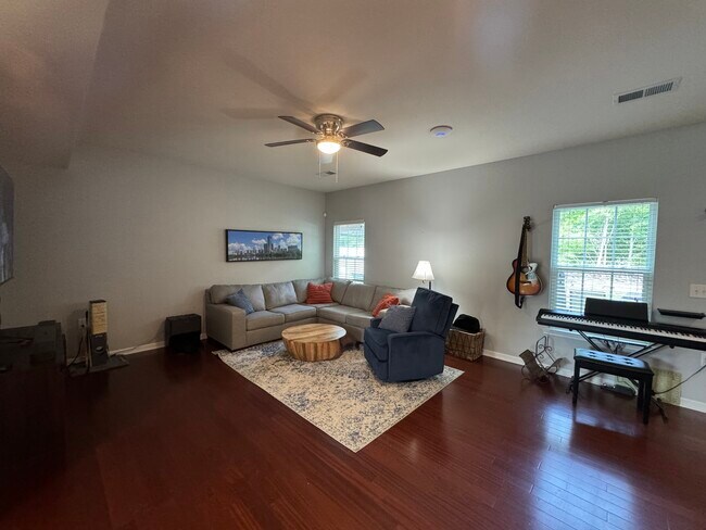 Building Photo - 624 Leonard Ln