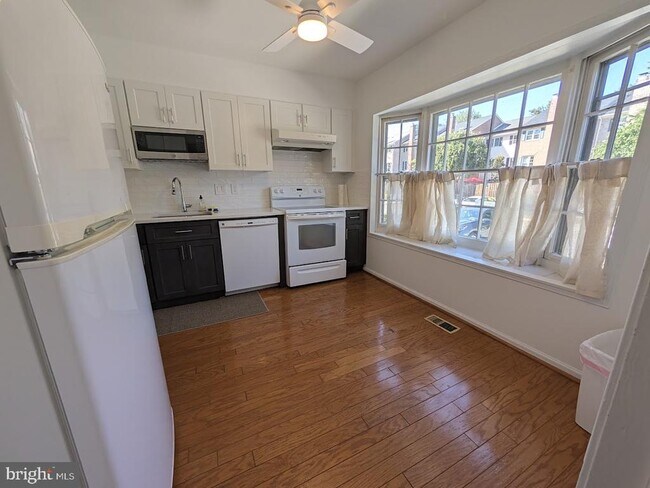 Foto del edificio - 8241 Clifton Farm Ct