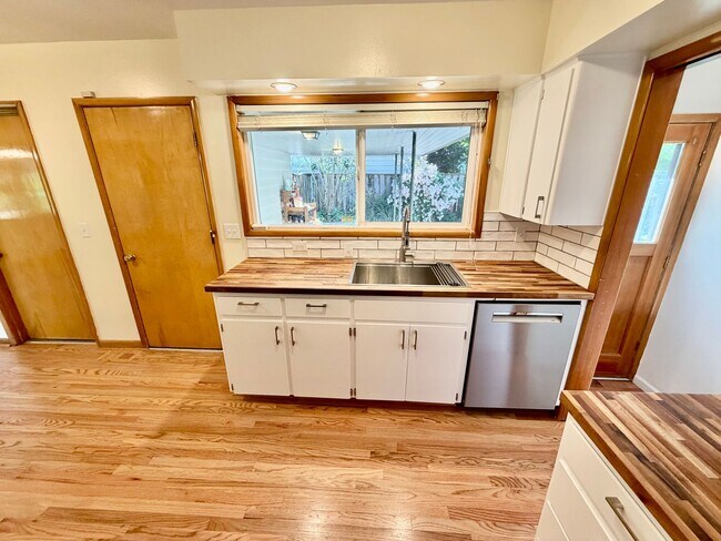 Foto del edificio - Spacious, Remodeled 5bd/3bath Cherry Park Home with Large Fenced Garden and Finished Basement