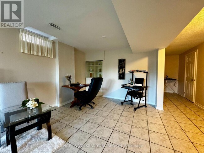 Building Photo - 71 Brougham Dr