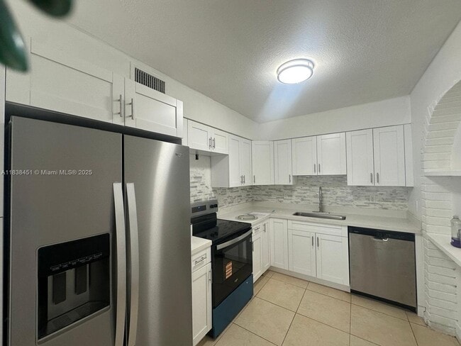 Building Photo - 700 SW 67th Ave