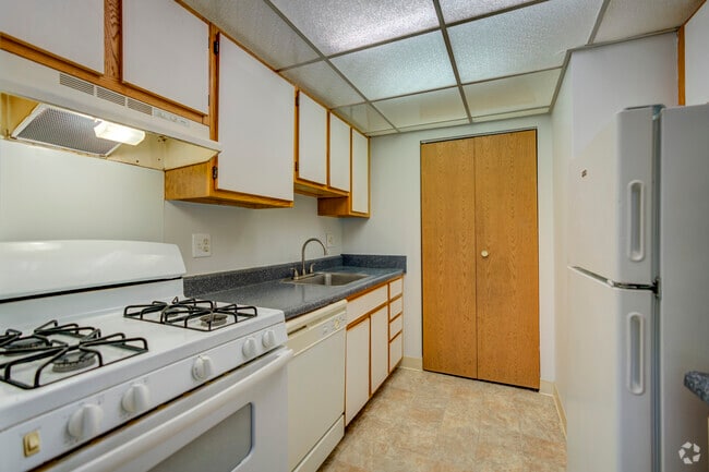 2BR, 1BA - 770SF - Kitchen - Lake Pointe