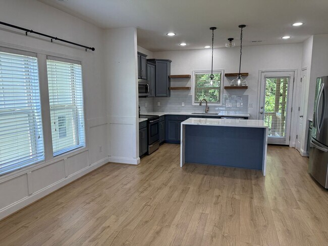 Building Photo - Stunning 4 Bed, 2.5 Bath Home in Cameron