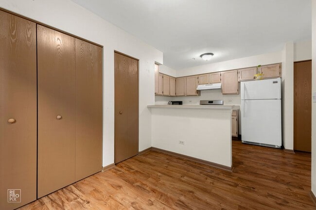 Building Photo - Gorgeous 2 Bedroom Townhome located in Mun...