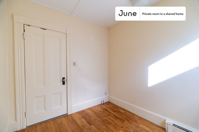 Building Photo - Private bedroom in 4 bed/1 bath Home