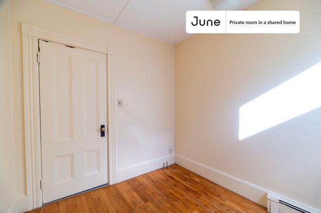 Building Photo - Room in Shared 4 bed/1 bath home