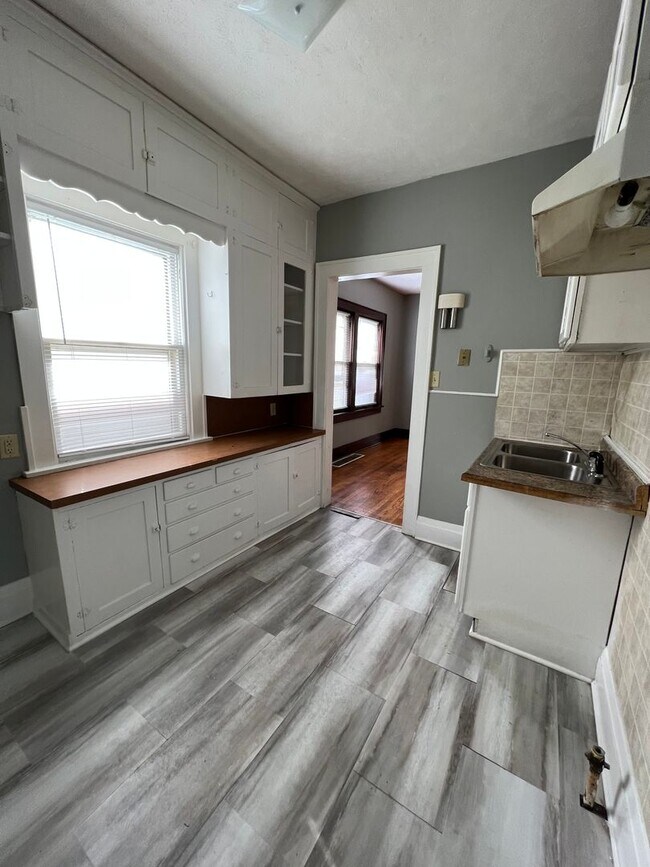 Building Photo - 907 Harrison St Council Bluffs, IA 51501