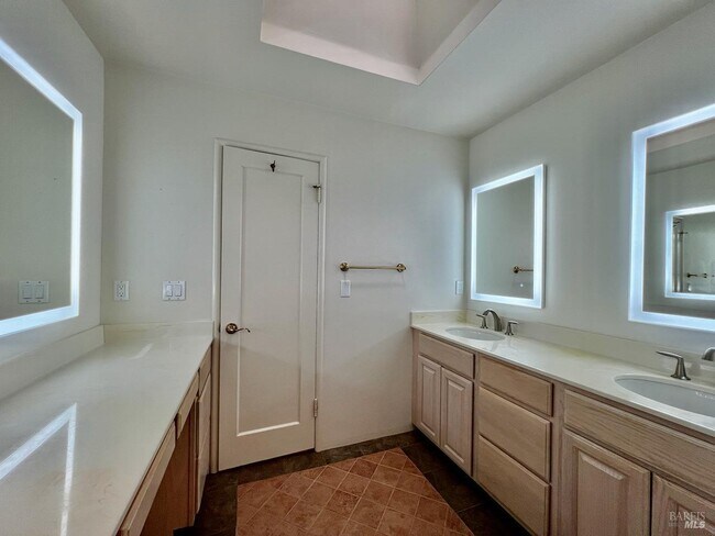 Building Photo - 490 Sunset Dr