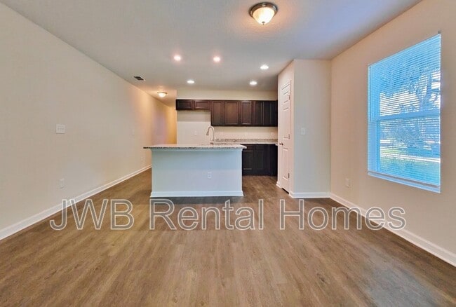 Building Photo - 2046 Schumacher Ave