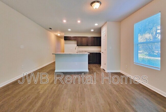 Foto del edificio - 2046 Schumacher Ave