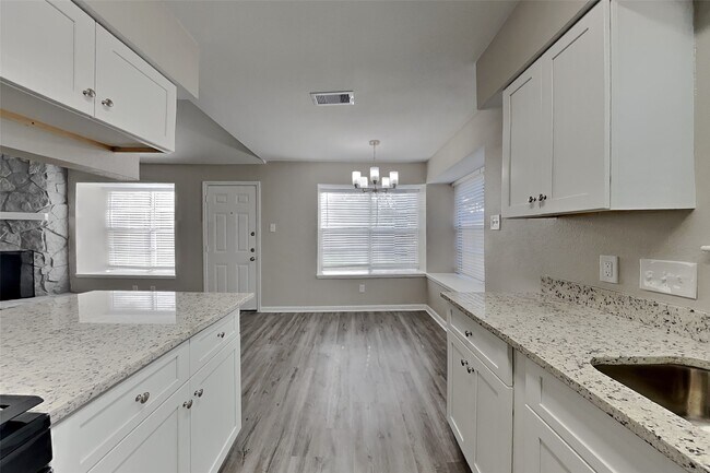 Foto del edificio - 10723 Forest Leaf Dr