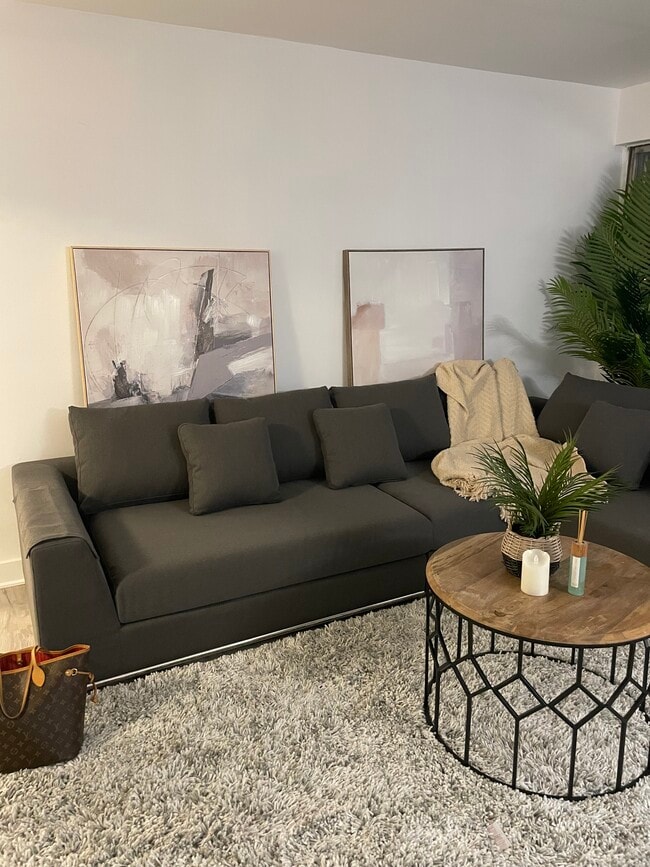 Building Photo - SKYLINE PLAZA