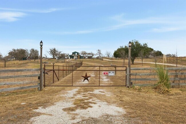 Building Photo - 610 Eastview Dr