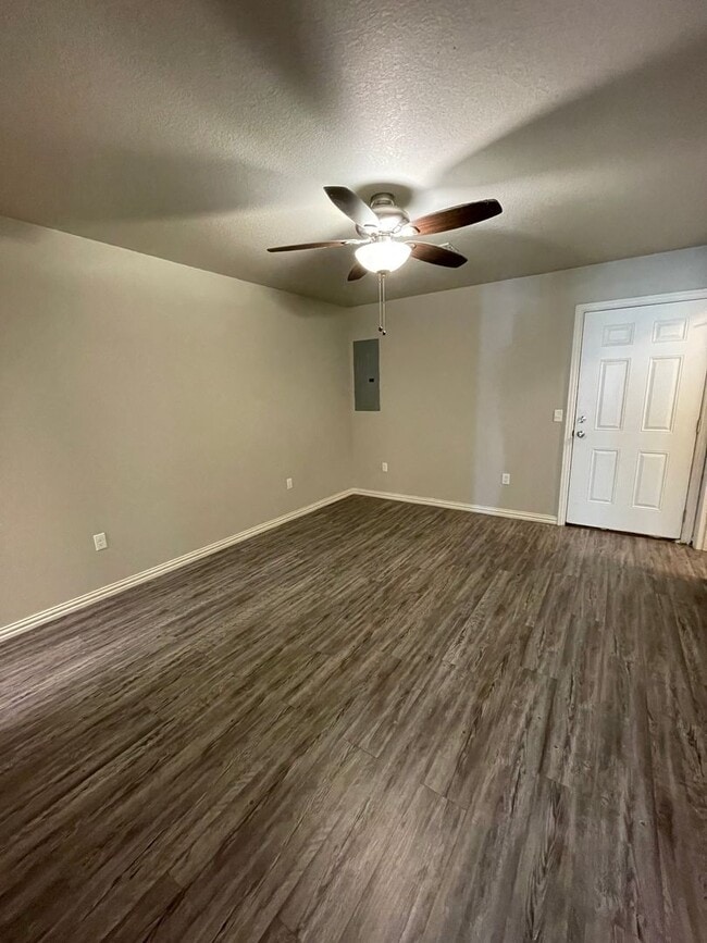 Building Photo - Close to school/Neighborhood surrounded by...