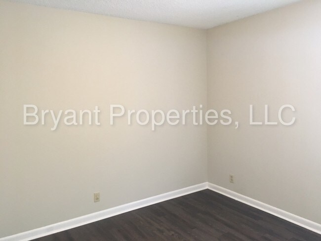 Building Photo - 214 Ewing Dr