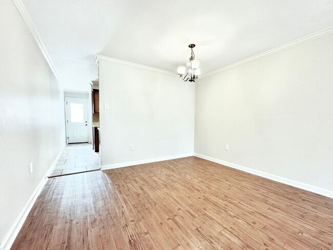 Foto del edificio - 2 Bedroom in Parkview Oaks off Old Jeffers...