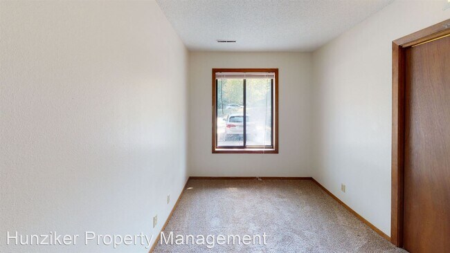 Building Photo - 2 br, 1 bath Apartment - 208 S. Hyland 208...