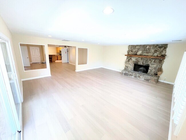 Building Photo - LARGE West Hills move in ready home! 3bd/2...